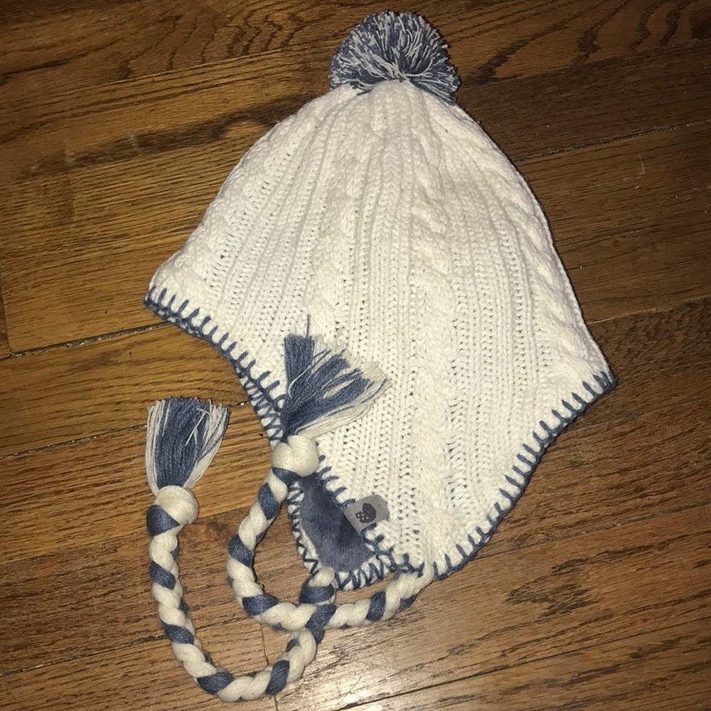 Mountain Hardwear Cable Knit Pom beanie